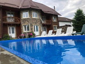 Swimmingpoolen hos eller tæt på Cottage Zhelikhovskykh