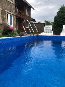 Swimmingpoolen hos eller tæt på Cottage Zhelikhovskykh