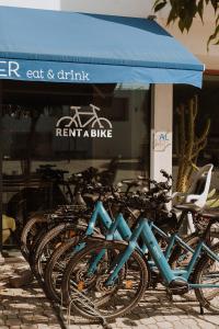 uma fila de bicicletas estacionadas em frente a um restaurante em B.Hostel na Comporta