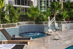 La alberca dentro o cerca de Brickell Condogreat-location-aka Hotel Amenities