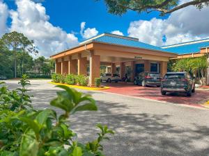 a building with cars parked in front of it at Hotel SonoHotel By Monreale IDrive in Orlando