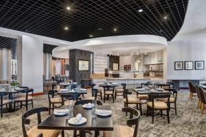 Un restaurante u otro lugar para comer en Hyatt Regency DFW International Airport