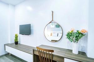 - une salle à manger avec une table et un miroir dans l'établissement Hoàng Anh Hotel, à Nha Trang