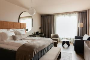 Giường trong phòng chung tại Clarion Hotel Helsinki Airport