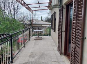 d'un balcon avec une table. dans l'établissement Holiday Home Marina, à Stari Grad