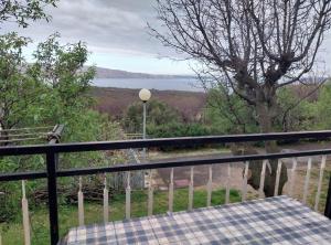 - une table sur un balcon avec vue sur l'eau dans l'établissement Holiday Home Marina, à Stari Grad