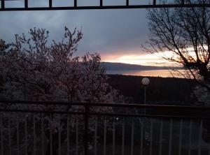 d'un balcon offrant une vue sur le coucher du soleil. dans l'établissement Holiday Home Marina, à Stari Grad