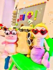 un grupo de animales de peluche sentados sobre una mesa verde en Legoland - HappyWonder Suite for Family ,Cozy, Wifi with Nice Garden Pool View!, en Nusajaya