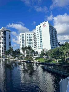 uma vista para um grande edifício ao lado de um rio em GalleryOne Doubletree Hilton GC Secret Blending em Fort Lauderdale