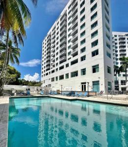 um grande edifício com uma piscina em frente a um edifício em GalleryOne Doubletree Hilton GC Secret Blending em Fort Lauderdale