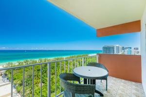 uma varanda com uma mesa e cadeiras e o oceano em Fort Lauderdale Beach Resort by Vacatia em Fort Lauderdale