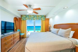 um quarto com uma cama e uma janela com o oceano em Fort Lauderdale Beach Resort by Vacatia em Fort Lauderdale