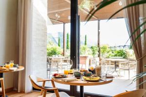 - une table avec de la nourriture dans un restaurant dans l'établissement A-ROSA Gardasee, à Salò