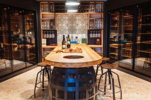 - une salle de dégustation de vin avec table et tabourets dans l'établissement A-ROSA Gardasee, à Salò