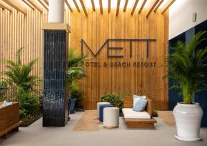 METT Hotel & Beach Resort Marbella Estepona في إِستيبونا: لوبي فندق وغرفة تكسير بالنباتات