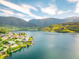 于尔维克Hardanger Guesthouse的享有湖泊上城镇的空中景致