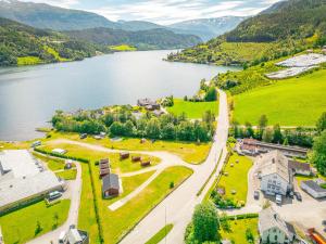 于尔维克Hardanger Guesthouse的享有湖畔小镇的空中景色