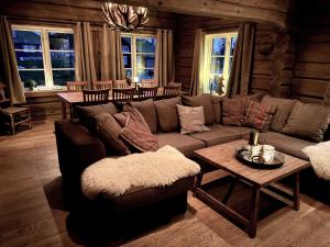 Зона вітальні в Stunning log cabin at Lifjell with lots of charms