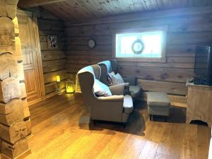 Зона вітальні в Stunning log cabin at Lifjell with lots of charms