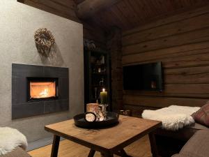 Телевізор і / або розважальний центр в Stunning log cabin at Lifjell with lots of charms