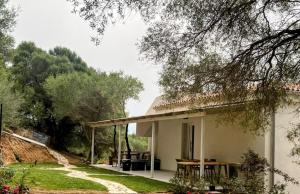 ein Haus mit einem Picknicktisch davor in der Unterkunft Agreen Country House in Olbia