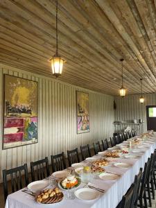 Comida na casa de hóspedes ou em algum lugar perto