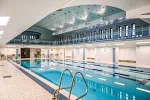 Peldbaseins naktsmītnē Heart of DT with Free Pool & Steam plus Gym LUXE 812 vai tās tuvumā