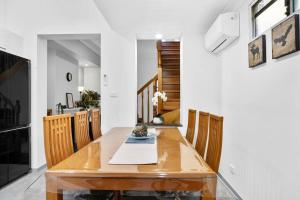 אזור ישיבה ב-Stylish 2 Story Terrace House in Chippendale