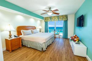 um quarto com uma cama, uma televisão e uma mesa em Fort Lauderdale Beach Resort by Vacatia em Fort Lauderdale