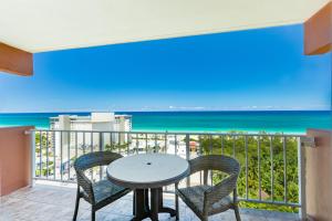 uma varanda com uma mesa e cadeiras e o oceano em Fort Lauderdale Beach Resort by Vacatia em Fort Lauderdale