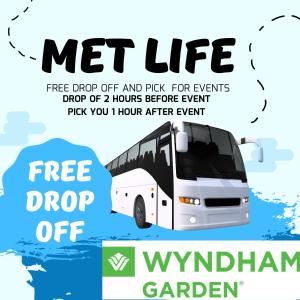 een poster van een witte bus met de woorden gratis in- en afhalen voor bij Wyndham Garden North Bergen - Secaucus in North Bergen