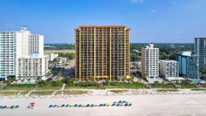 z góry widok na miasto z wysokimi budynkami w obiekcie Hilton Grand Vacations Club Anderson Ocean Myrtle Beach w mieście Myrtle Beach