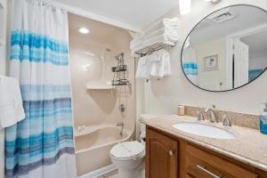 Bathroom sa Ocean Forest Plaza Cozy Oceanfront Unit 1910