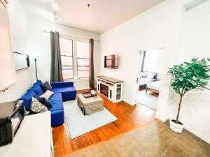 Ruang duduk di Gaslamp 2bdrm - W Parking & 4 Beds #404