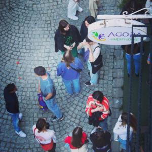 Un gruppo di persone in piedi su una strada di Agora Guesthouse a Istanbul