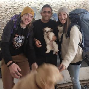 un gruppo di tre persone che posano per una foto con un cane di Agora Guesthouse a Istanbul