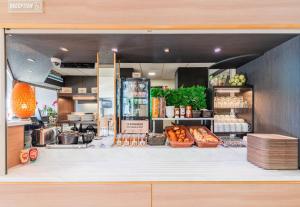 une boulangerie avec un comptoir avec de la nourriture dans l'établissement B&B HOTEL Strasbourg Nord Mundolsheim, à Mundolsheim