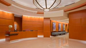 een lobby met een wachtkamer met een kroonluchter bij Grand Hyatt DFW Airport in Irving