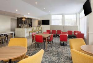 Телевизор и/или развлекательный центр в Hilton Garden Inn Queens/JFK