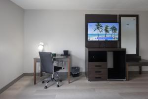 Uma TV ou centro de entretenimento em B&B Hotel Miami Airport