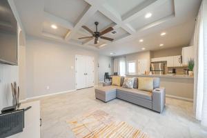 ein Wohnzimmer mit einem Sofa und einem Deckenventilator in der Unterkunft Gorgeous, Brand New 3 Bedrooms Home- Built 2024, Near SeaWorld & Lackland AFB in San Antonio