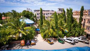 una vista aérea de un aparcamiento con palmeras en Premier Guest Residence Hotel, en Malindi