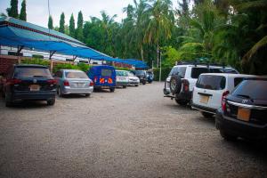 un montón de autos estacionados en un estacionamiento en Premier Guest Residence Hotel, en Malindi