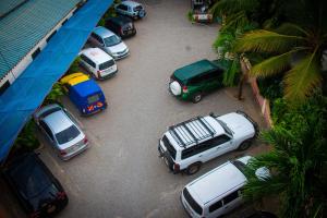 un grupo de autos estacionados en un estacionamiento en Premier Guest Residence Hotel, en Malindi