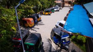 una fila de camiones estacionados en un estacionamiento en Premier Guest Residence Hotel, en Malindi