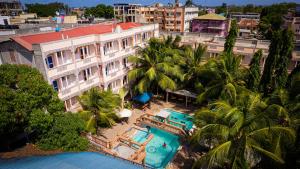 una vista aérea de un edificio con piscina en Premier Guest Residence Hotel, en Malindi