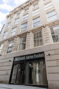 利物浦School Lane Hotel in Liverpool ONE的前面有学校车道的建筑