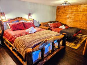 A bed or beds in a room at Private - Breakfast - Double Tub - 75in TV - SUP - Washer Dryer - BBQ