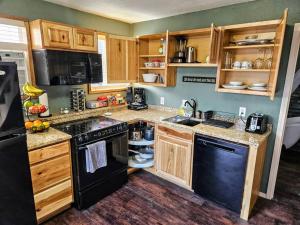 A kitchen or kitchenette at Private - Breakfast - Double Tub - 75in TV - SUP - Washer Dryer - BBQ