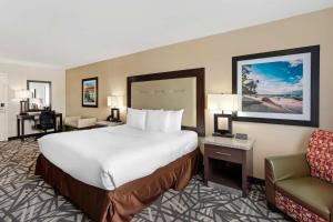 een hotelkamer met een groot bed en een stoel bij Best Western Atlantic City Beach Block in Atlantic City